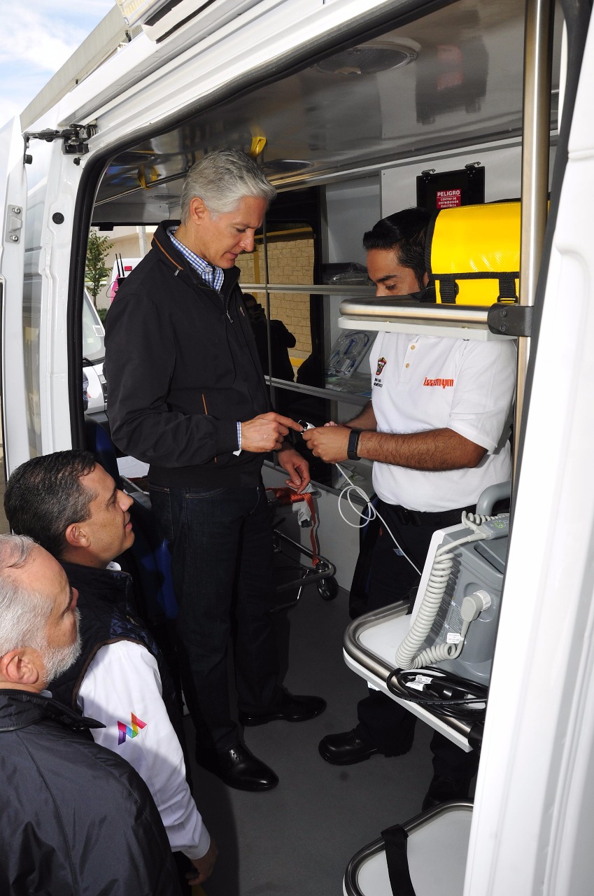 Entrega Alfredo del Mazo nuevas ambulancias al ISSEMYM para brindar mejores servicios de salud a